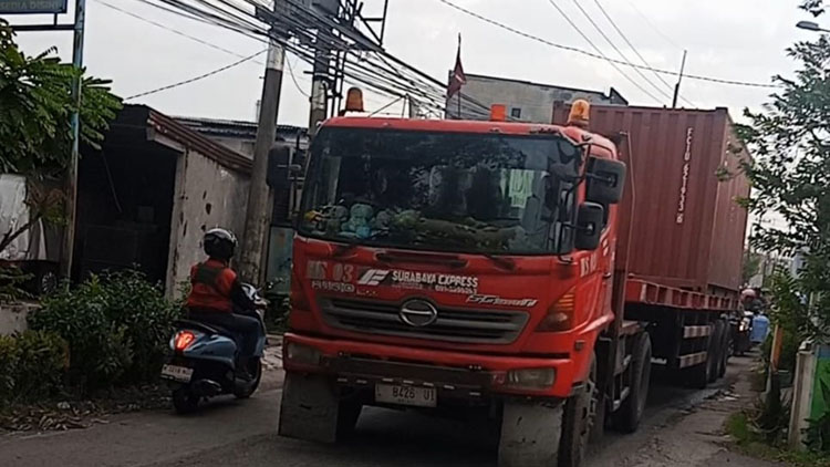 Truk kontainer melintas di jalan Gedangan Buduran Sidoarjo saat jam sibuk