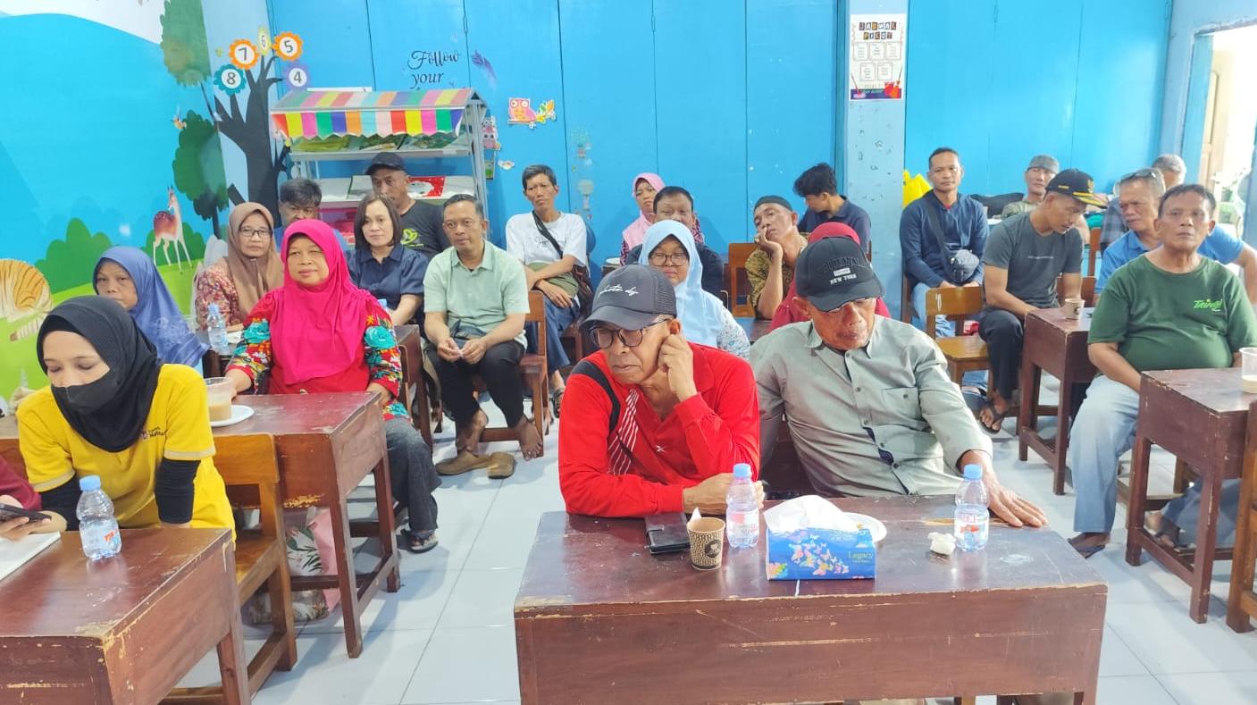 Warga Panjaitan Caruban yang melakukan rapat internal menolak pelebaran jalan (Foto: newstujuh.id)