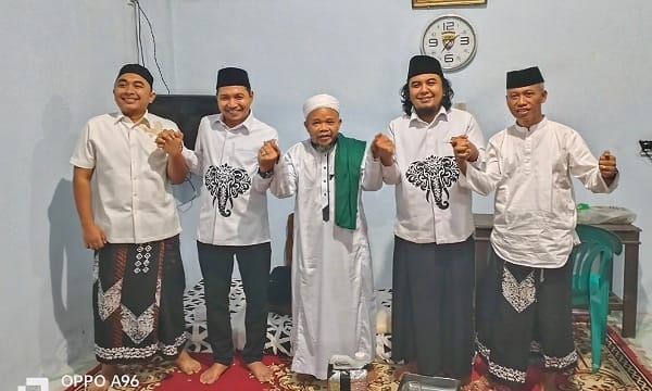 Ketua DPW Partai Solidaritas Indonesia Jawa Timur, F. Bagus Panuntun, melakukan kunjungan Safari Ramadhan ke Pondok Pesantren Miftahul Nurul Huda di Panekan. (Foto : NewsTujuh)
