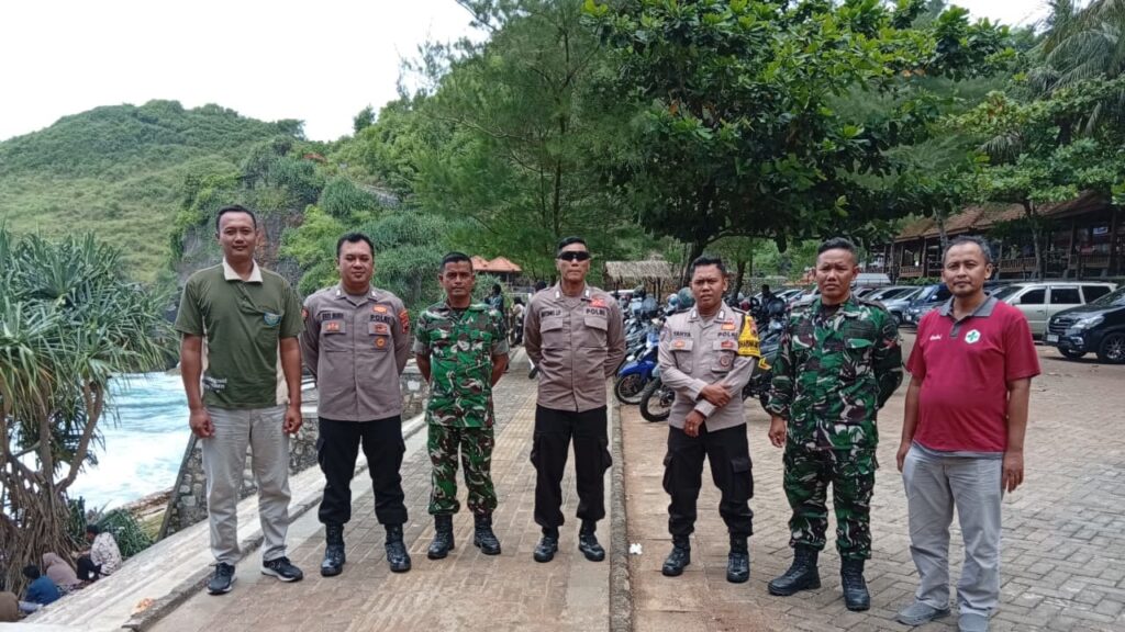 Petugas Pantau Wisatawan Lebaran di Pantai Wonogiri. (Foto : Nugie, NewsTujuh.id)