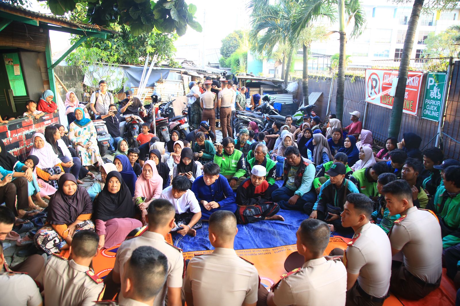 Taruna Akpol Edukasi Mudik Aman dan Sosialisasikan Layanan 110 di Jakarta.