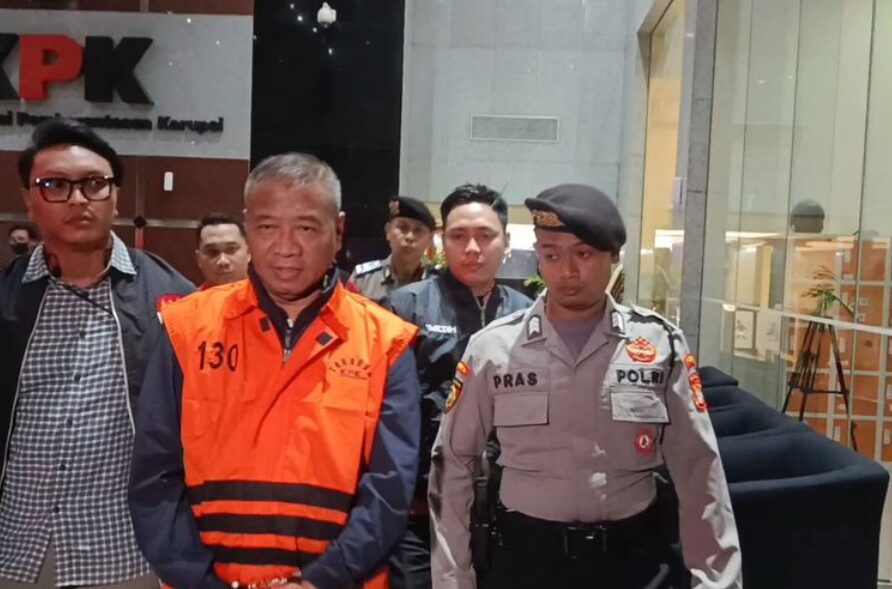 Bupati Tulungagung Gatut Sunu Wibowo saat ditahan KPK usai OTT