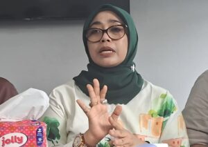 Dewi Murniati, salah satu Ibu siswa korban peluru nyasar ketika mengadakan jumpa pers (Foto Naw, Newstujuh.id)