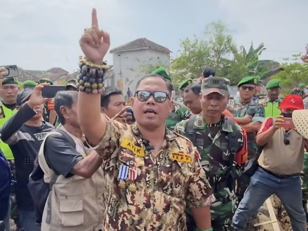 Ketua GM FKPPI (Generasi Muda Forum Komunikasi Putra-Putri Purnawirawan dan Putra-Putri TNI/Polri) Ayik Suhaya ketika melakukan sidak di lokasi Koperasi Merah Putih (Foto: Naw, newstujuh.id)