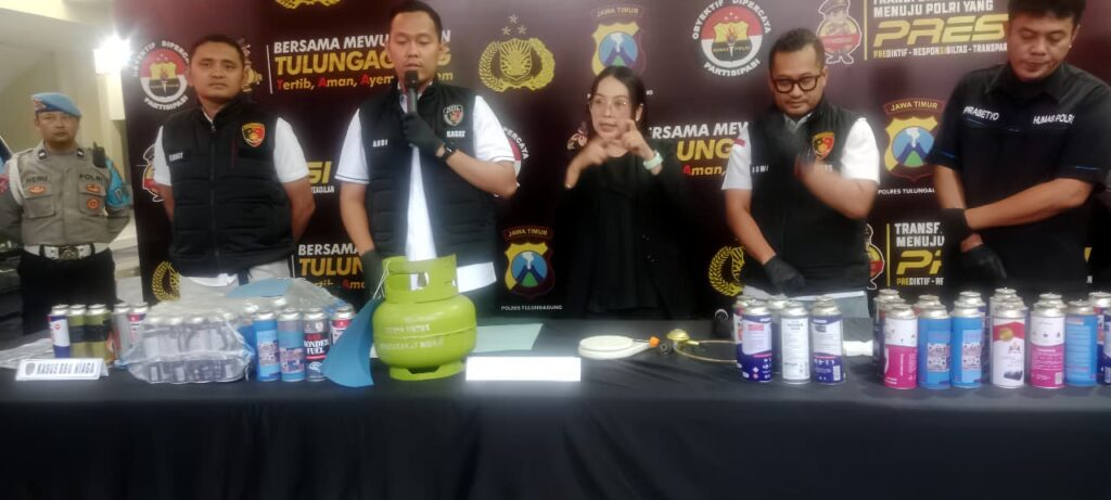 Polres Tulungagung membongkar praktik konversi LPG subsidi 3 kg yang disuntik ke tabung portable. Pelaku diamankan, polisi sita barang bukti. (Foto : Bayu Krisna, NewsTujuh.id)