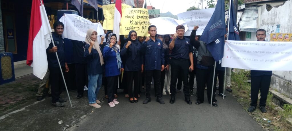 NasDem Trenggalek gelar aksi damai menolak isu merger dengan Gerindra. (Foto : Bayu Krisna, NewsTujuh.id)