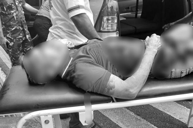 Nus Kei, korban penusukan OTK di bandara ketika mendapatkan perawatan dari tim medis sebelum dinyatakan meninggal (Foto: Dok Humas Polda Maluku)