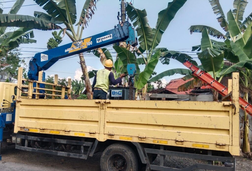Gerak cepat PLN Caruban atasi keluhan warga Desa Sambirejo Saradan Madiun (Foto: Nawan, Newstujuh.id)