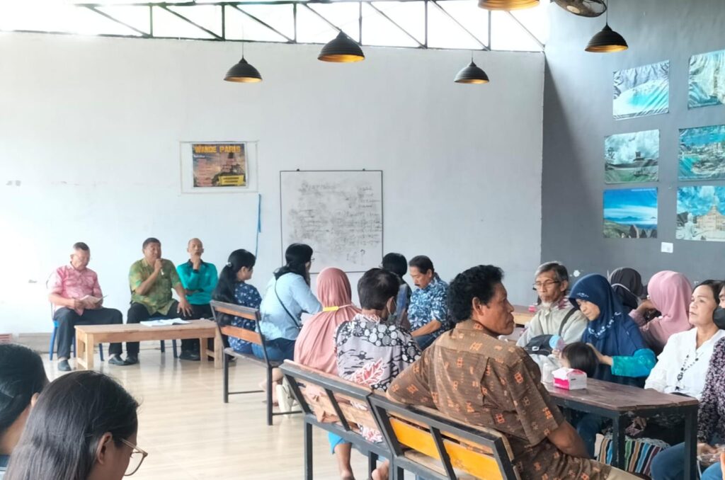 Para korban investasi berbasis aplikasi ketika meminta pertanggungjawaban seorang koordinator Snapboost di Jalan Mangkuprajan Kota Madiun (Foto: Nawan, Newstujuh.id)