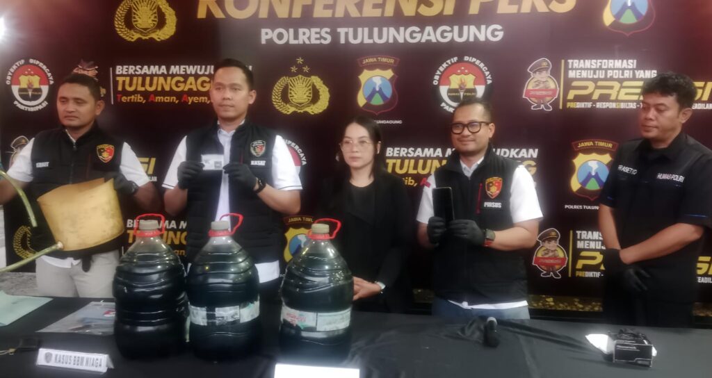 Polres Tulungagung mengungkap enkripsi BBM subsidi Pertalite yang dijual melalui pertamini ilegal. Pelaku gunakan barcode untuk membeli berulang di SPBU. (Foto : Bayu Krisna, NewsTujuh.id)