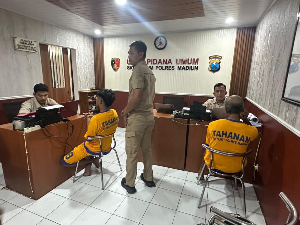 Kedua tersangka berada dalam ruang pemeriksaan petugas Satreskrim unit pidana umum untuk penyelidikan lebih lanjut (Foto: Naw, newstujuh.id)