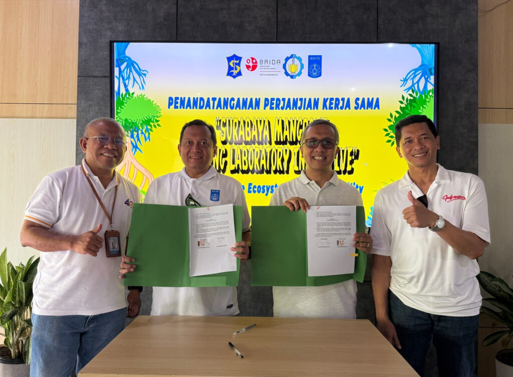 Rektor ITS, Prof Dr (HC) Ir Bambang Pramujati bersama Badan Riset dan Inovasi Daerah berkolaborasi di lahan mangrove (Foto: Naw, newstujuh.id)