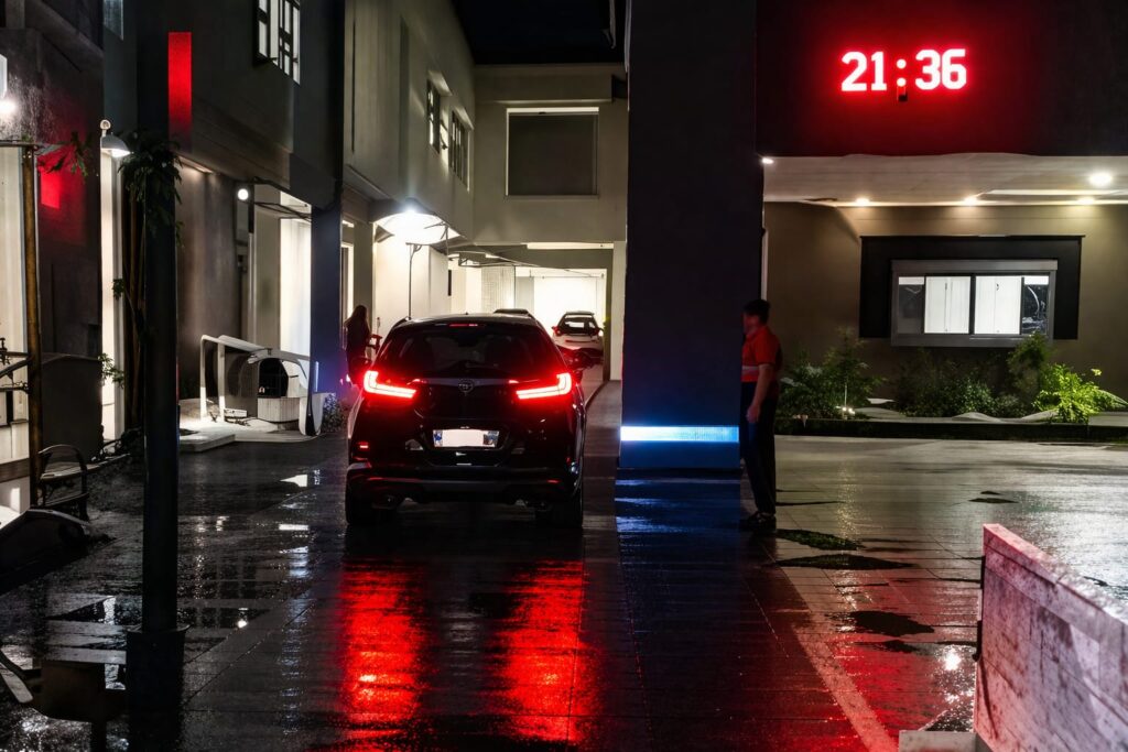 Terlihat mobil kendaraan Komisi Pemberantasan Korupsi (KPK) memasuki Mapolres Tulunggagung pada Jumat malam terkait OTT Bupati Gatut Sunu (Foto: Naw, newstujuh.id)