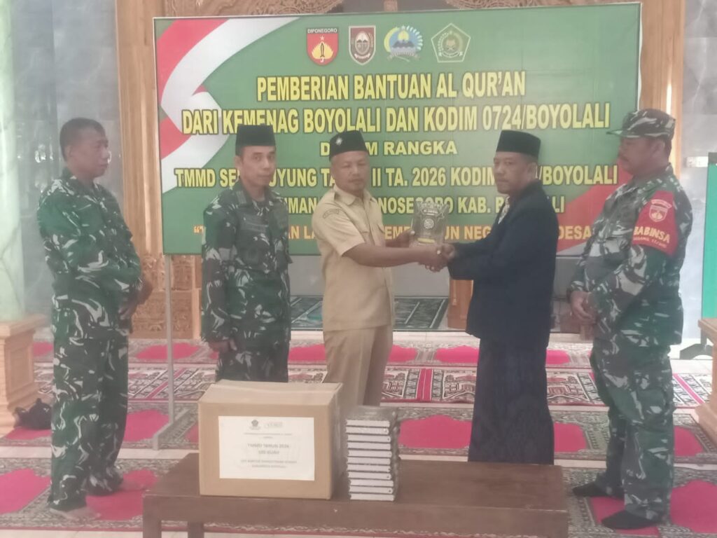 TMMD Boyolali 2026 menyalurkan bantuan Al-Qur'an kepada warga Ngrembes melalui sinergi TNI dan Kemenag untuk memperkuat kegiatan keagamaan. (Foto : Nugie, NewsTujuh.id)