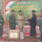 TMMD Boyolali 2026 menyalurkan bantuan Al-Qur'an kepada warga Ngrembes melalui sinergi TNI dan Kemenag untuk memperkuat kegiatan keagamaan. (Foto : Nugie, NewsTujuh.id)
