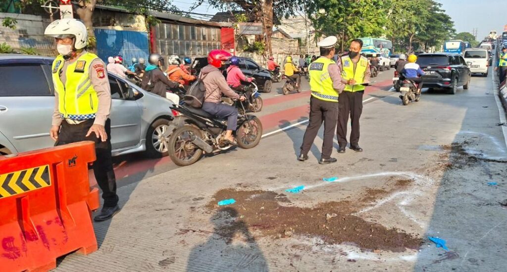 Kecelakaan di Daan Mogot Jakarta Barat menyebabkan pengendara motor tewas. (NewsTujuh.id)