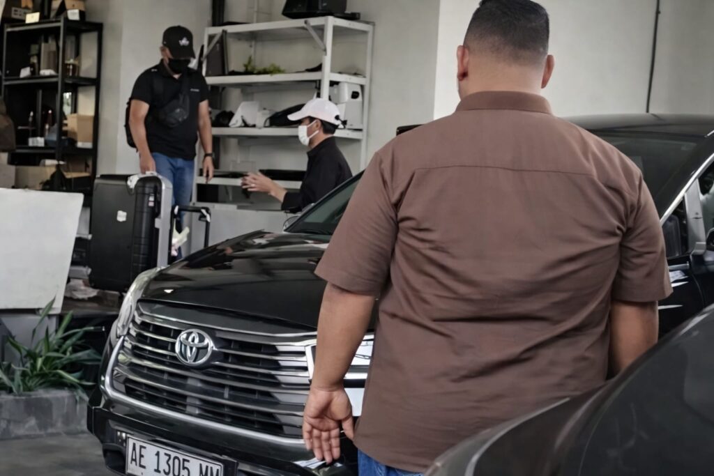 Terlihat KPK membawa koper warna hitam dirumah pejabat Dinas Komunikasi dan Informatika Noor Aflah (Foto: Newstujuh.id)