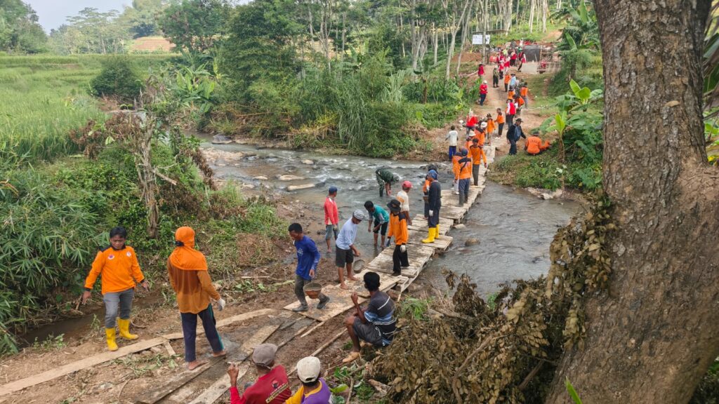 Pembangunan Jembatan Garuda di Girimarto Wonogiri dikebut lewat gotong royong warga dan TNI untuk memperlancar akses dan ekonomi desa. (Foto : Nugie, NewsTujuh.id)