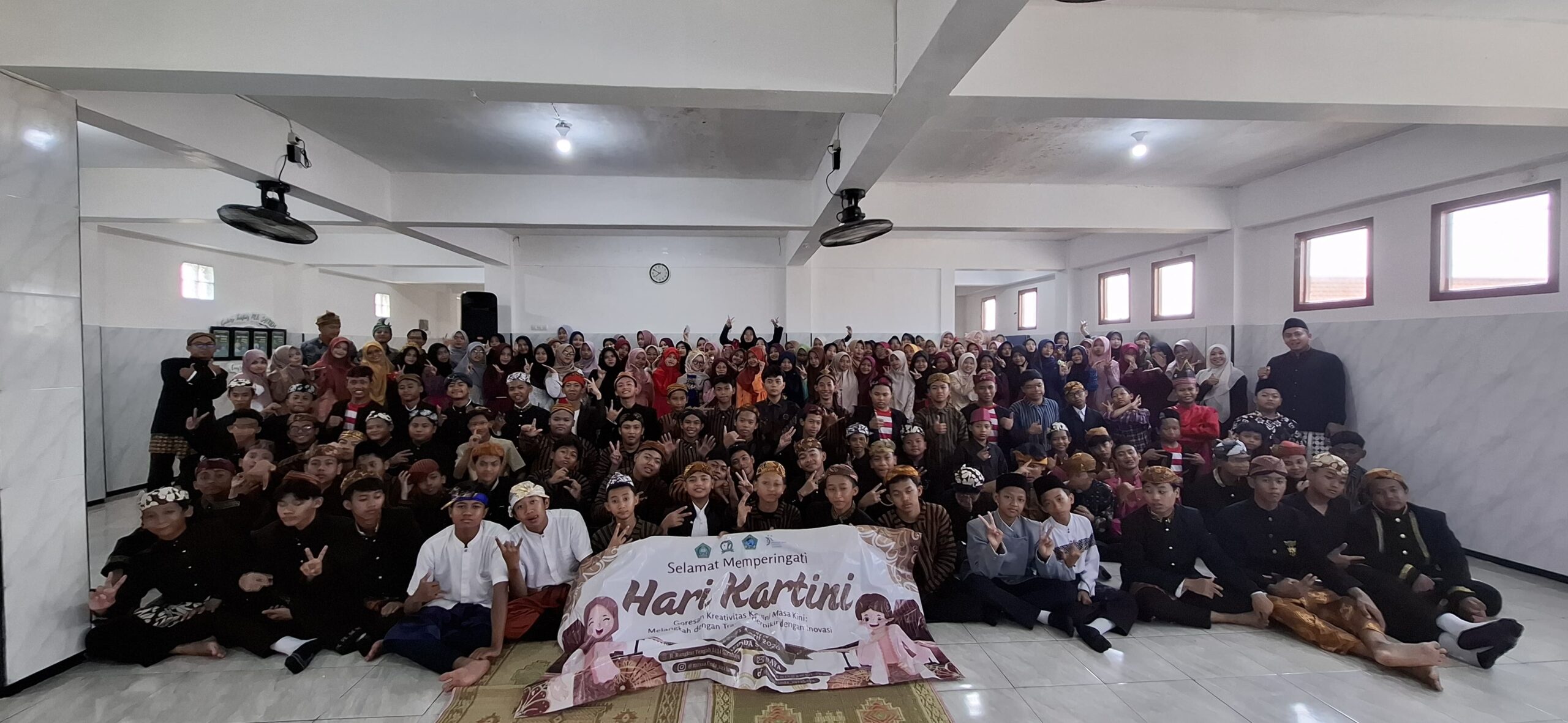 MTs SAFINDA Surabaya gelar peringatan Hari Kartini 2026 dengan pawai adat, lomba batik, dan fashion show untuk tingkatkan kreativitas siswa. (Istimewa)