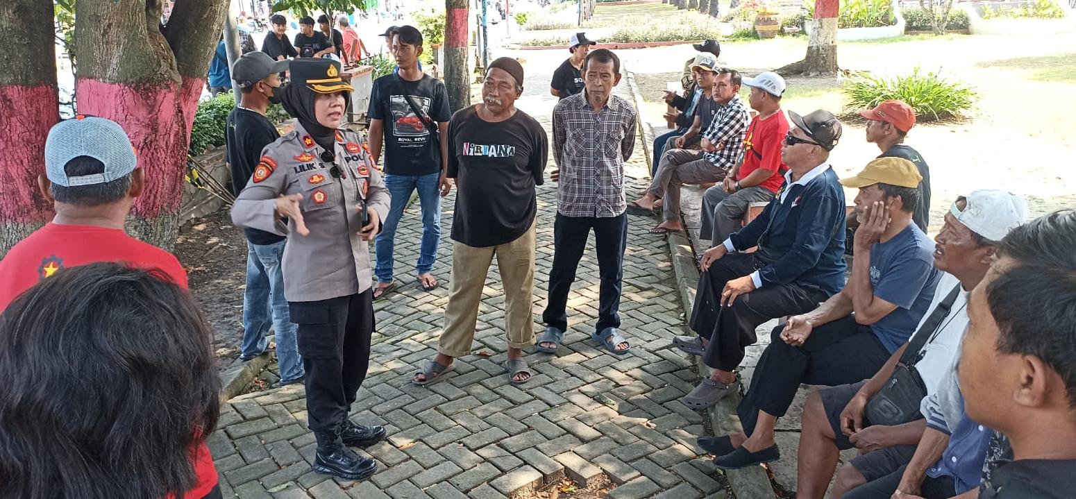 Polisi mengawal jalannya audensi relokasi PKL Alun alun di Kota Madiun (Foto: Nawan,newstujuh.id)