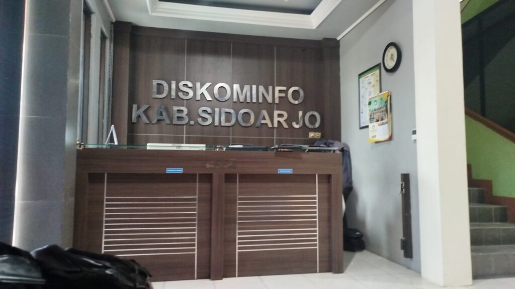 Kebijakan Kominfo Sidoarjo yang baru menetapkan 65 media penerima advertorial 2026 menuai kritik soal transparansi dan keadilan seleksi. (Foto : NewsTujuh.id)