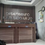 Kebijakan Kominfo Sidoarjo yang baru menetapkan 65 media penerima advertorial 2026 menuai kritik soal transparansi dan keadilan seleksi. (Foto : NewsTujuh.id)