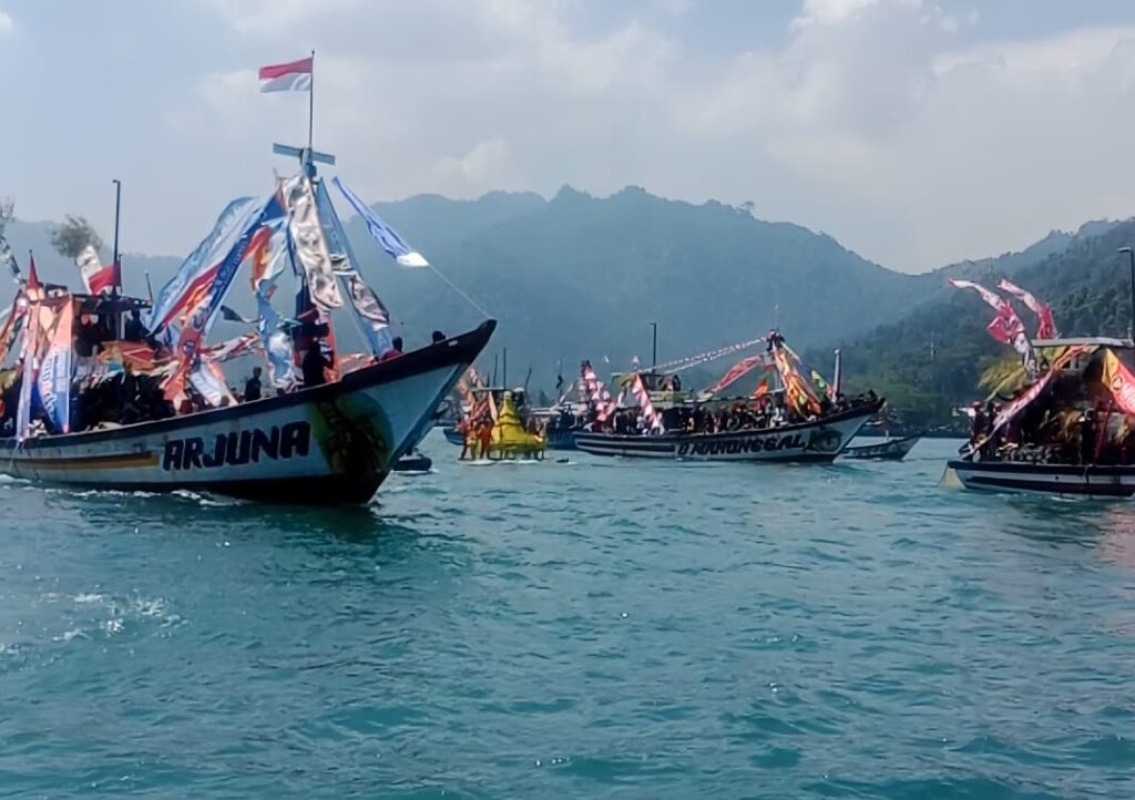 Larung Sembonyo Prigi 2026 di Trenggalek berlangsung meriah dengan konvoi kapal hias yang membawa tumpeng agung ke tengah laut. (Foto : Bayu Krisna, NewsTujuh.id)