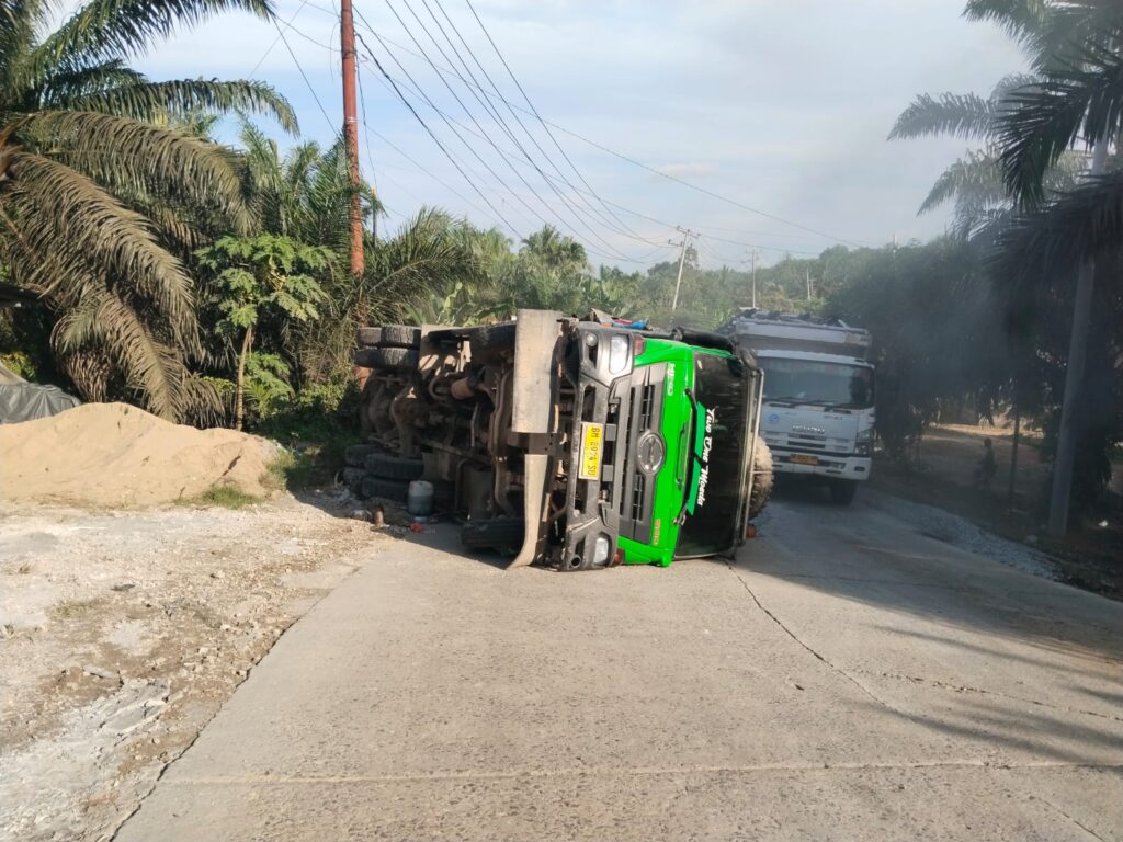 Kecelakaan truk muatan batu terbelah di Indragiri Hulu Riau, kendaraan terbalik di tanjakan dan menyebabkan lalu lintas buka tutup. (Foto : NewsTujuh.id)