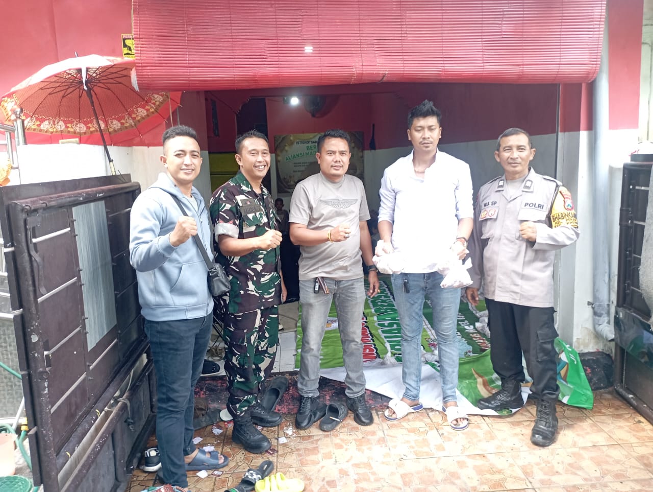 DPP Aliansi Madura Indonesia menyeembelih 1 sapi dan 5 kambing pada Iduladha 1447 H di Surabaya. Sebanyak 500 kupon daging kurban dibagikan kepada warga. (NewsTujuh.id)