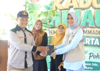 Pemuda Muhammadiyah Surakarta memperingati Milad ke-94 dengan menanam 94 pohon di bantaran Bengawan Solo sebagai bentuk kepedulian terhadap lingkungan. (Foto : Nugie, NewsTujuh.id)