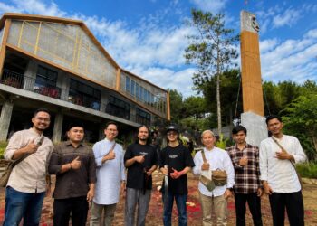 Ciomy bersama Ustadz Hanan Attaki dan komunitas Pesan Trend menggelar kegiatan qurban di Bandung pada Idul Adha 1447 H sebagai wujud kepedulian sosial dan semangat berbagi. (NewsTujuh.id)
