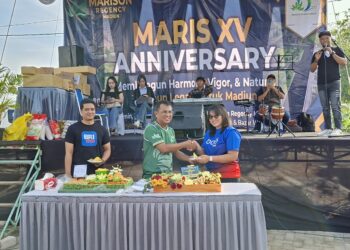 Brand Manager Marison Permai, Zainal Fanani (tengah) ketika merayakan anniversary Marison Permai ke 15 dengan memotong tumpeng (Foto: Naw, Newstujuh.id)
