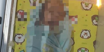 Kondisi baru berusia 17 hari yang ditemukan oleh warga di jembatan reksogati Kota Madiun (Foto: Naw, Newstujuh.id)