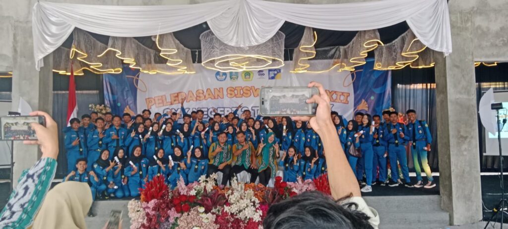SMKN 2 Trenggalek menghabiskan 675 siswa kelas XII dalam suasana penuh haru dan kebersamaan. (Foto : Bayu Krisna, NewsTujuh.id)