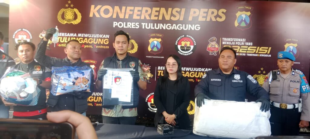 Satreskrim Polres Tulungagung mengamankan seorang perempuan terkait dugaan membawa anak balita tanpa persetujuan orang tua di Kecamatan Ngunut. (Foto : Bayu Krisna, NewsTujuh.id)