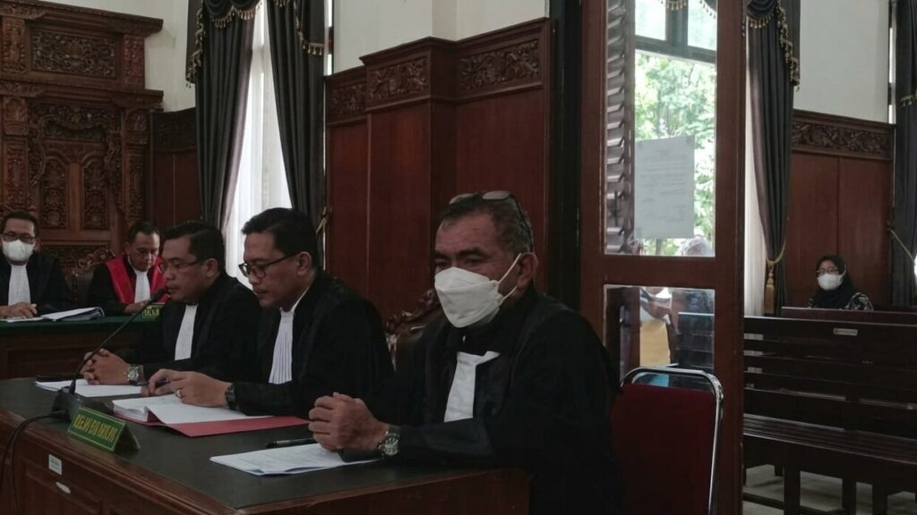 Advokat Surabaya Toni Tamatompol membantah tuduhan terhadap Maria Virginia dan Okto Laksamana. (Foto : NewsTujuh.id)