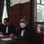 Advokat Surabaya Toni Tamatompol membantah tuduhan terhadap Maria Virginia dan Okto Laksamana. (Foto : NewsTujuh.id)