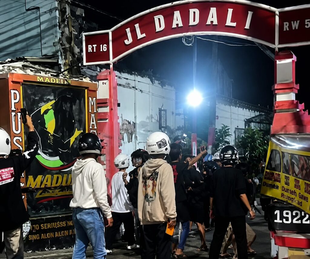 Sekelompok pemuda membuat keributan di Jalan Dadali Nambangan Kidul Kota Madiun Rabu tengah malam (Foto: Naw, Newstujuh.id)