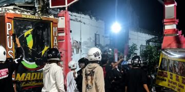 Sekelompok pemuda membuat keributan di Jalan Dadali Nambangan Kidul Kota Madiun Rabu tengah malam (Foto: Naw, Newstujuh.id)
