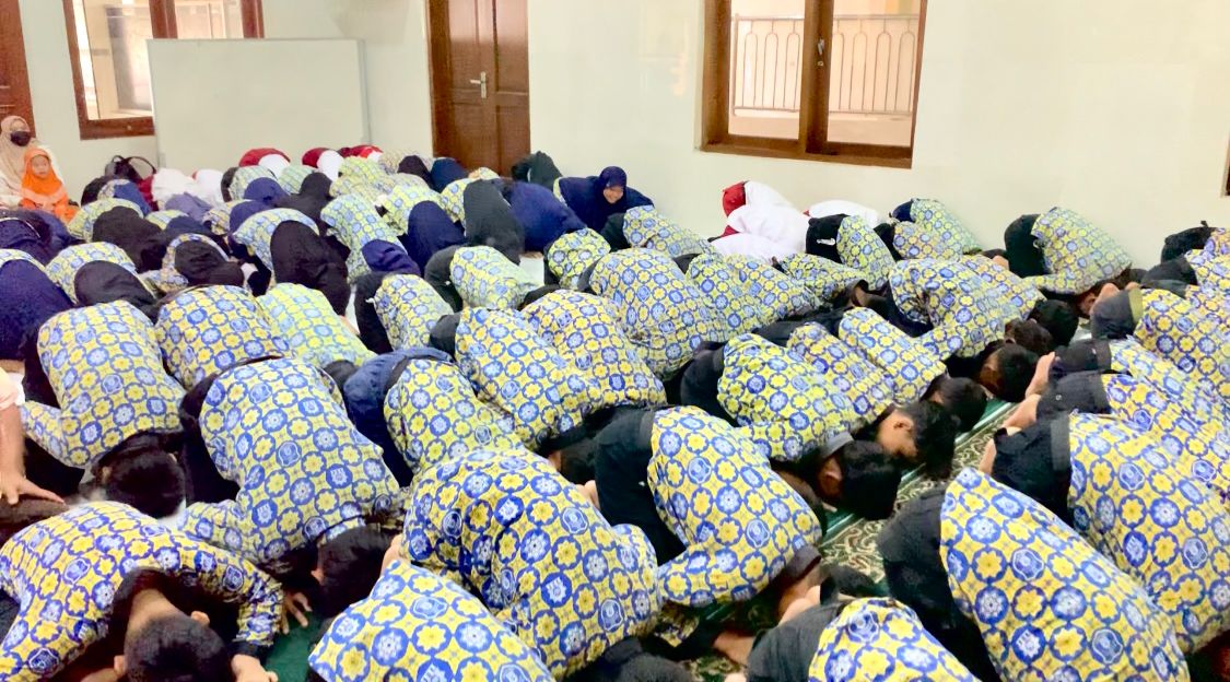86 siswa SD Muhammadiyah PK Banyudono Banyudono dinyatakan lulus 100 persen. Sujud syukur dan haru orang tua warnai pengumuman pengumuman 2026. (Nugie, NesTujuh.id)