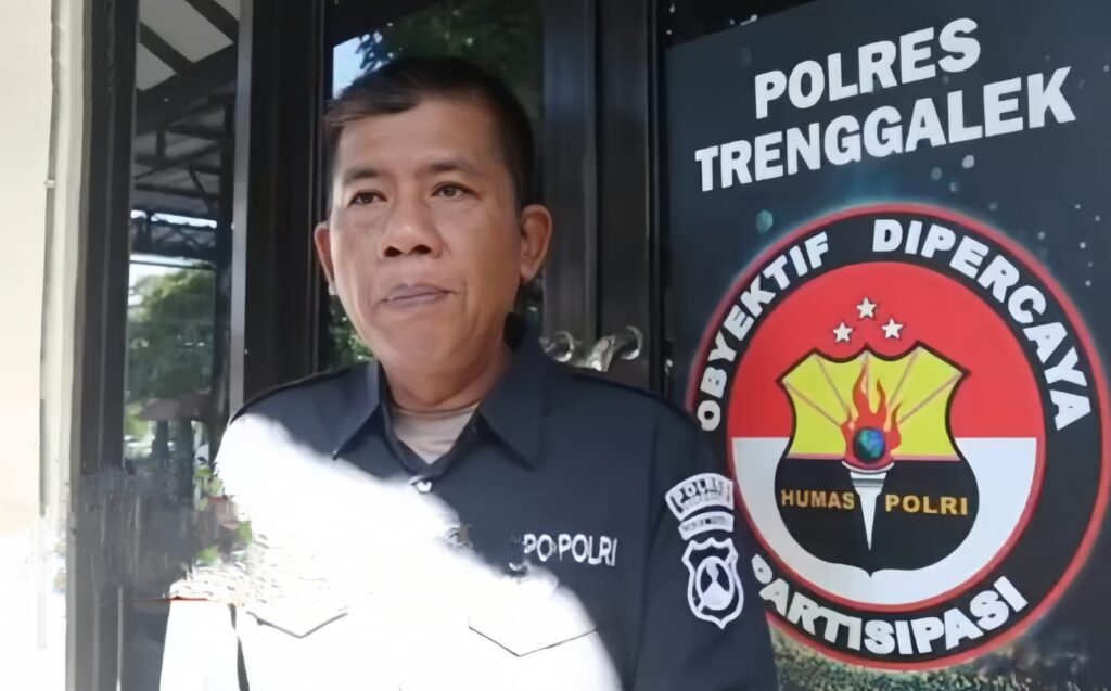 Polres Trenggalek memastikan isu teror pocong yang viral di media sosial merupakan hoaks. Polisi mengungkapkan fakta dan menghimbau warga tidak mudah percaya. (Bayu Krisna, NewsTujuh.id)