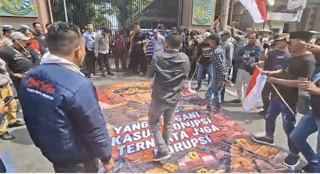Aksi AMI di Kejati Jatim Diwarnai Lempar Telur ke Spanduk Bergambar Febrie Adriansyah
